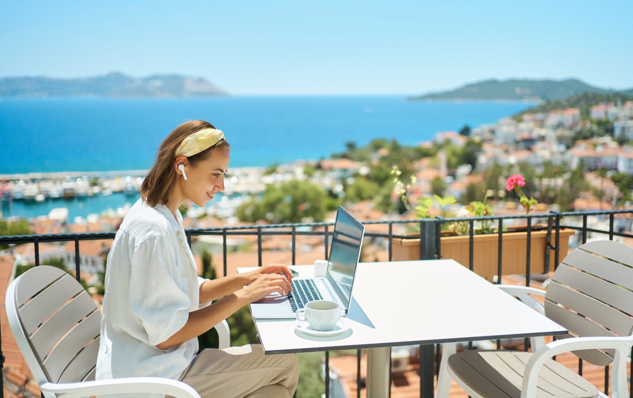 Best Hotels Offering Work-Friendly Amenities for Bleisure Travelers